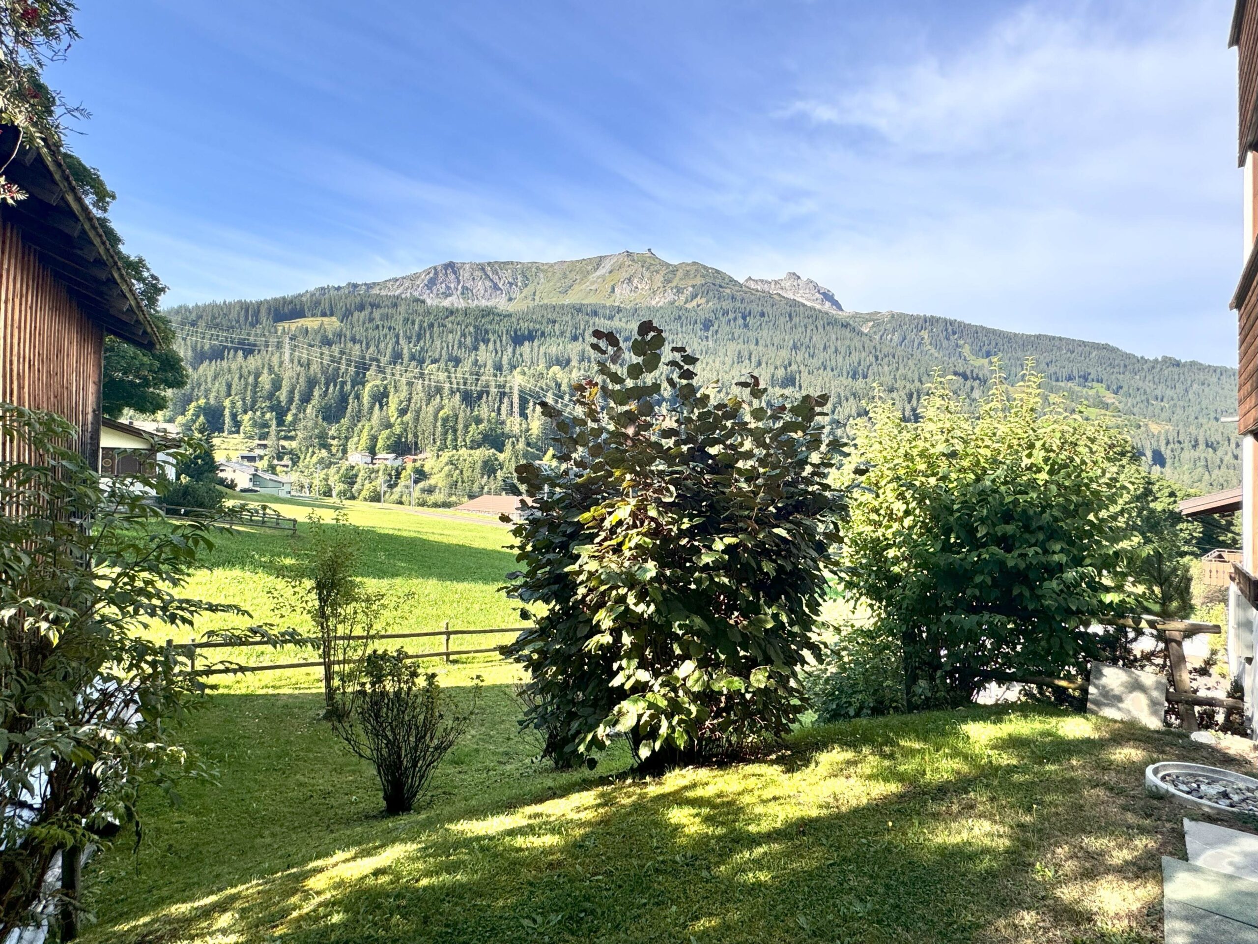 Gartensitzplatz mit Sicht auf Gotschna